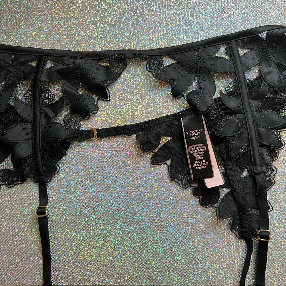Victoria's Secret Very Sexy Floral appliqué garter belt